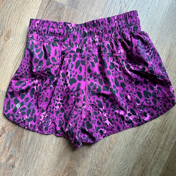 LULULEMON TRACK THAT MR SHORTS 5” in CAMO CHETAH MAGENTA PURPLE size 8 - Picture 7 of 7